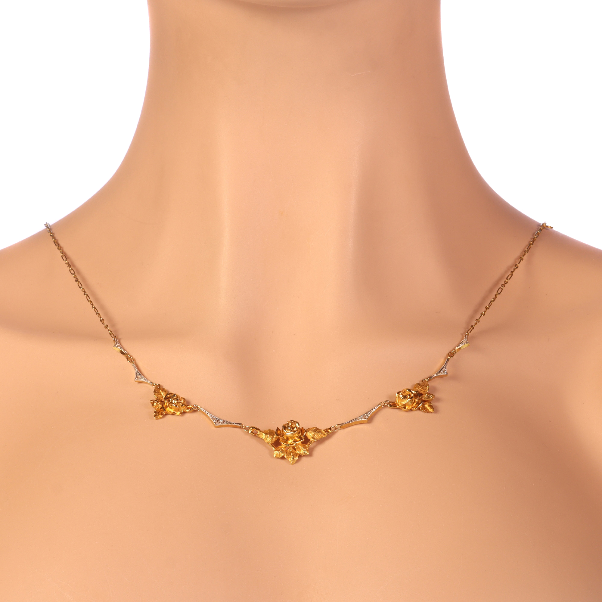 French vintage Belle Epoque 18K gold necklace with rose cut diamonds and gold roses